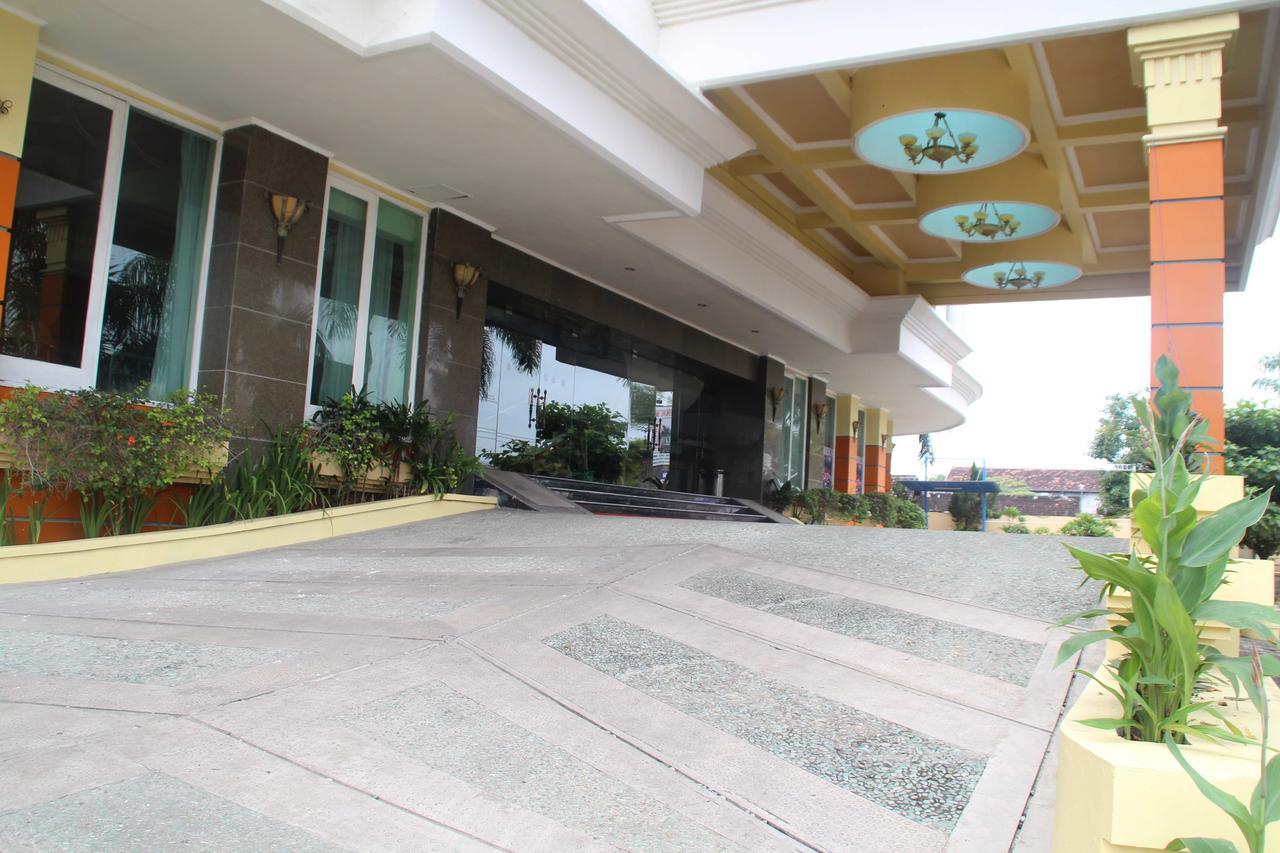 Mega Bintang Sweet Hotel Cepu Exterior photo